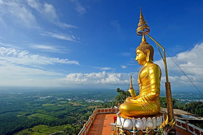 Socha Buddhy v chrámu v Krabi.