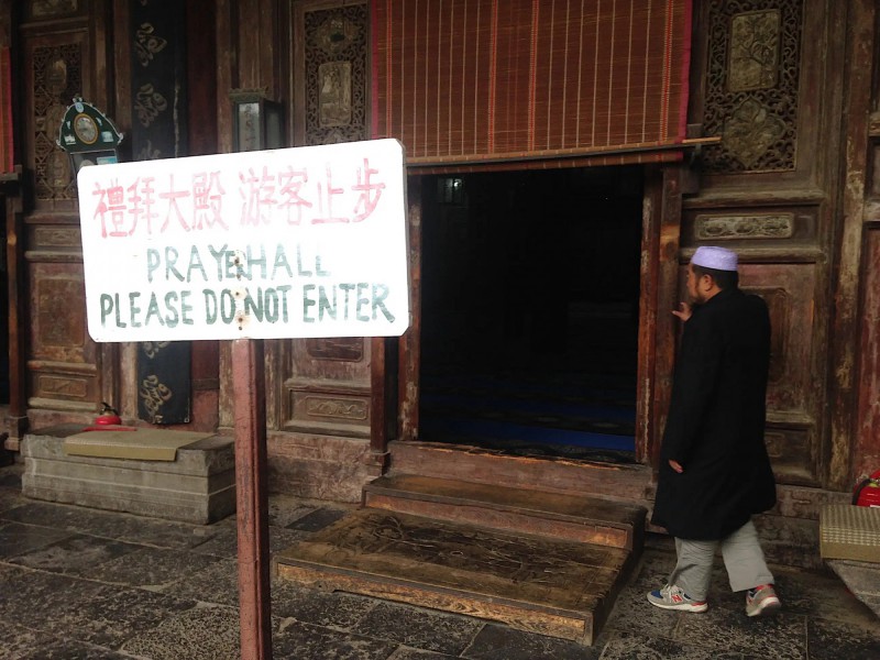 Tabule označující zákaz vstupu do vnitřního prostoru mešity.