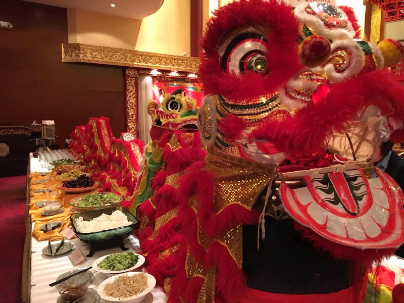 Kostýmy draka a jiných barevných postav na velkolepé večeři v Xianě.