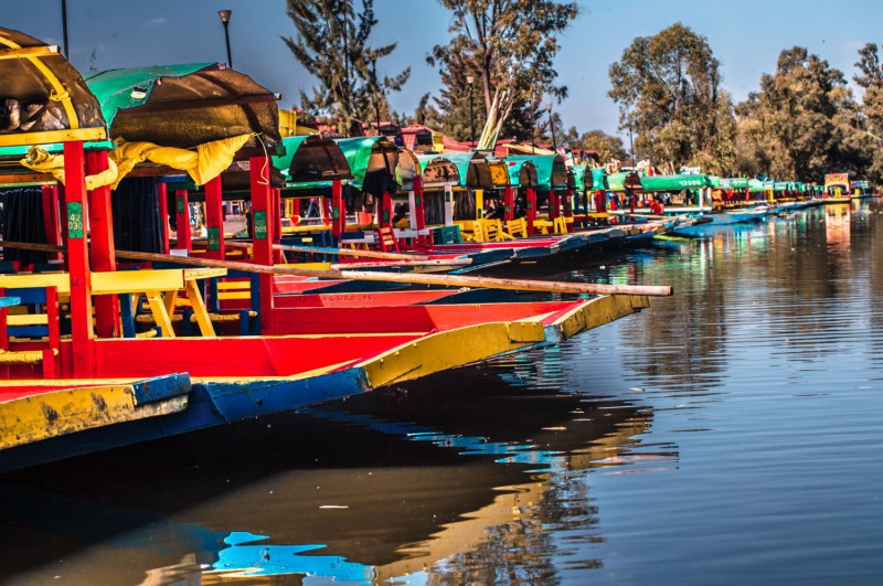 Barevné lodě trajineras v Xochimilco – plovoucí fiesta Mexico City.