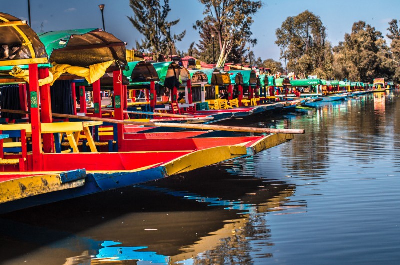 Lodě Xochimilco v Mexico City.