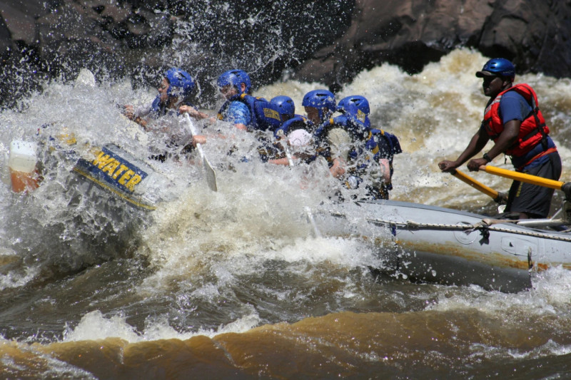 Rafting na řece Zambezi, která je jednou z nejdivočejších komerčních řek světa, kde si užijete raftování v krásném prostředí.