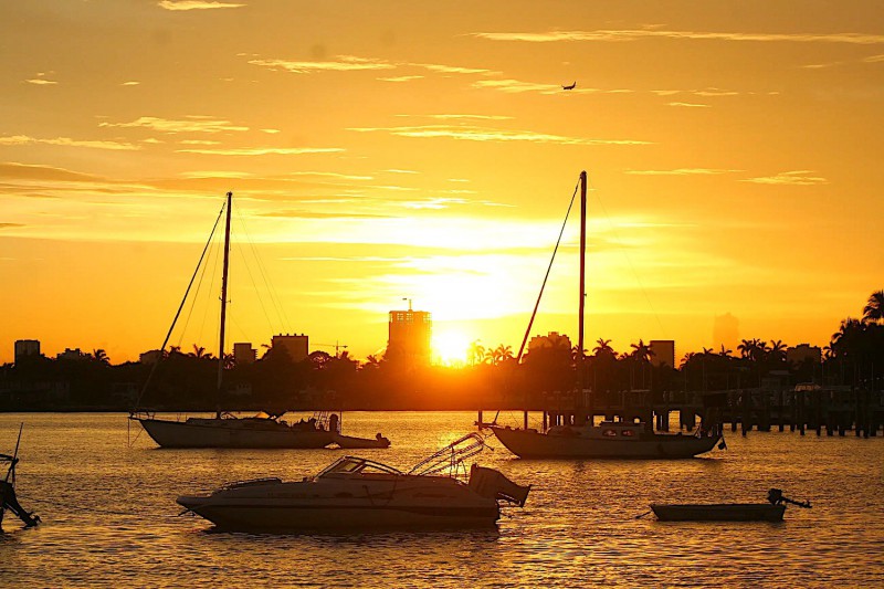 Západ slunce nad Miami Beach.