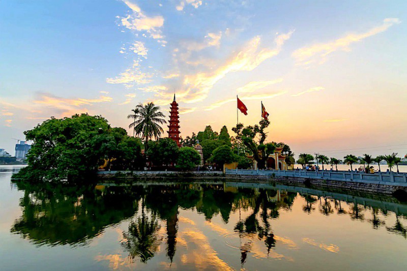 Západní jezero a pagoda Tran Quoc.