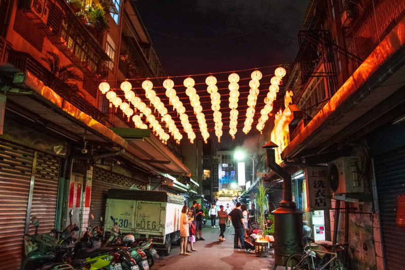Osvětlené uličky v Tchaj-peji.