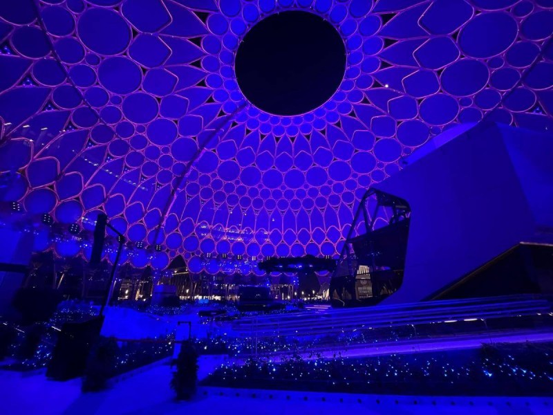 Večerní modré osvětlení kupole Al Wasl Dome.
