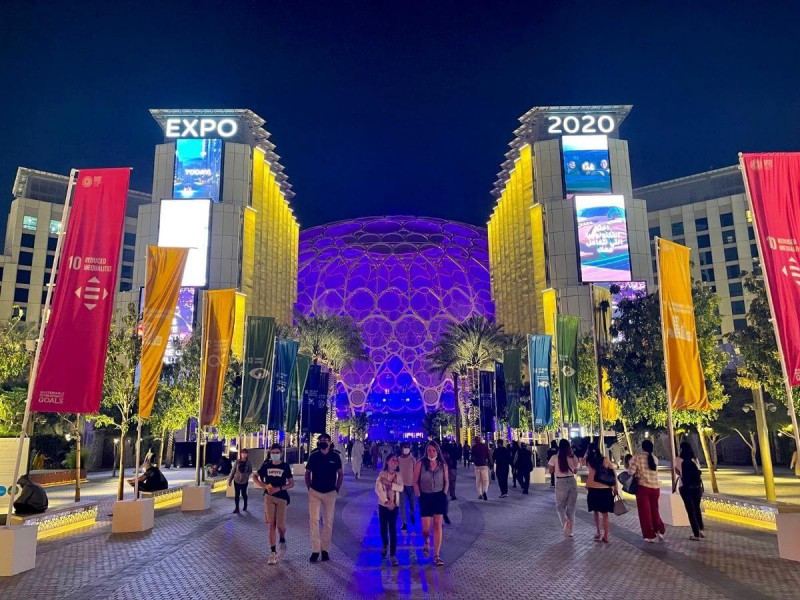 Večerní atmosféra na náměstí Al Wasl Plaza na Expo Dubai 2020.