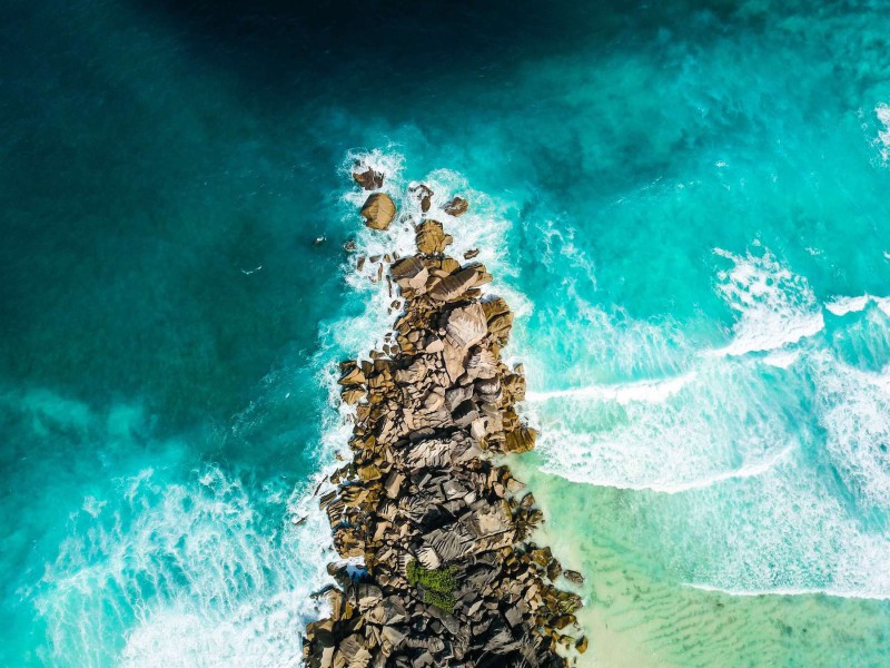 Tyrkysová voda na pláži Anse Cocos na Seychelách.