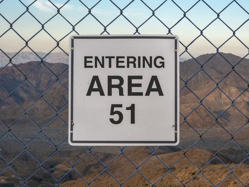 Tabule označující Area 51.