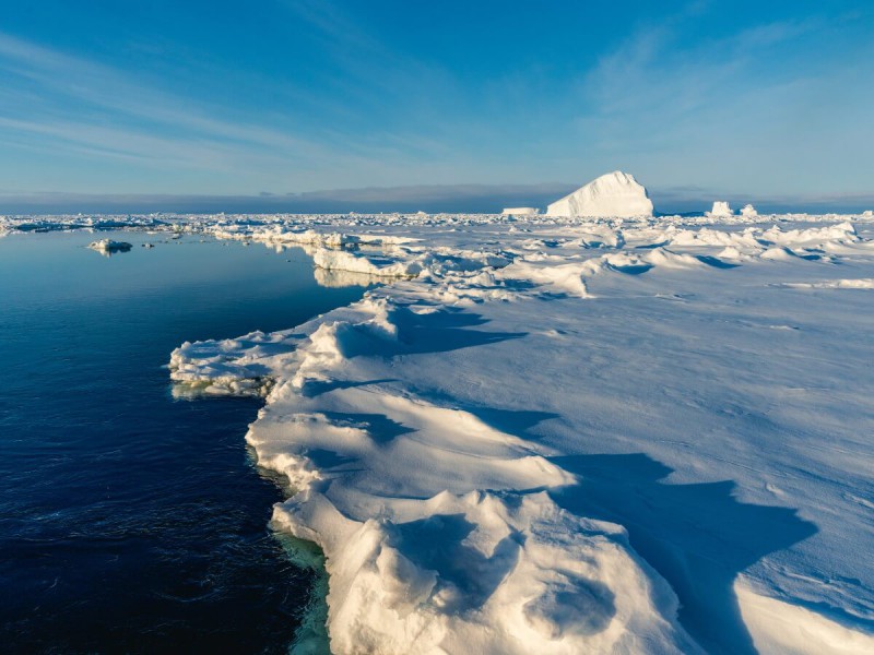 Ledovec ve vodě na Arktidě.