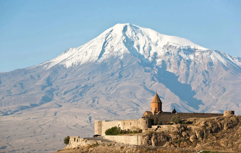 Arménský klášter Khor Virap pod národní horou Ararat. 