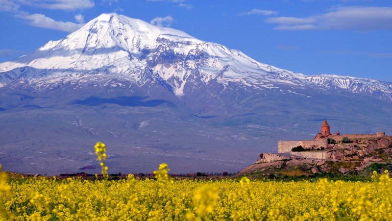 Klášter Khor Virap zasazený v dechberoucí arménské přírodě s výhledem na horu Ararat..
