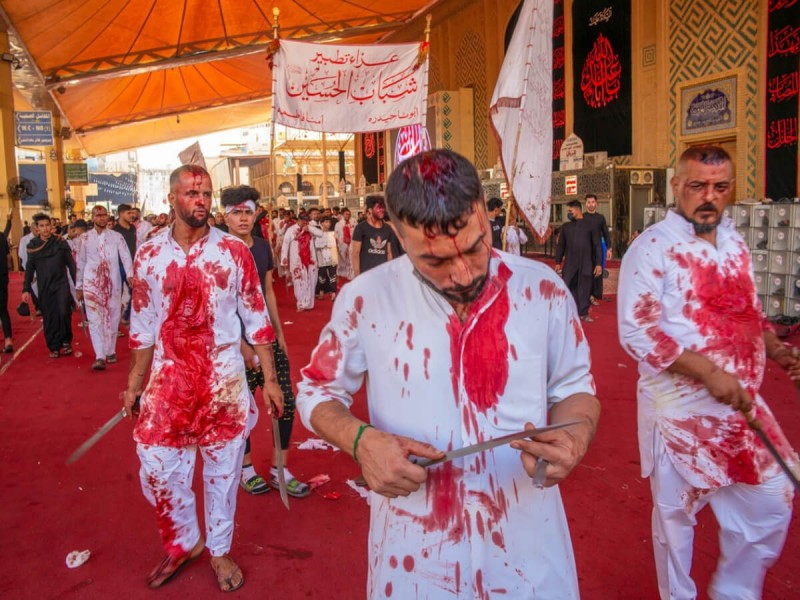 Krvavé oblečení mužů během svátku Ašura.