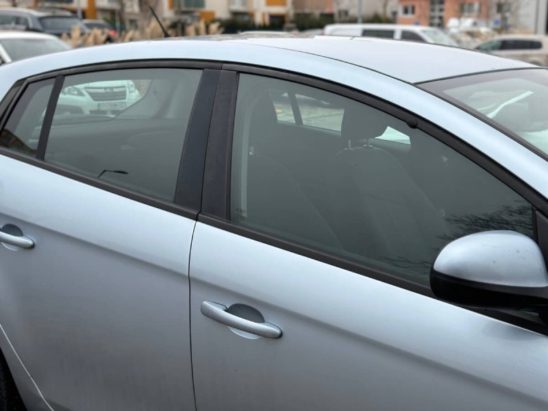 Bledě modré osobní auto.