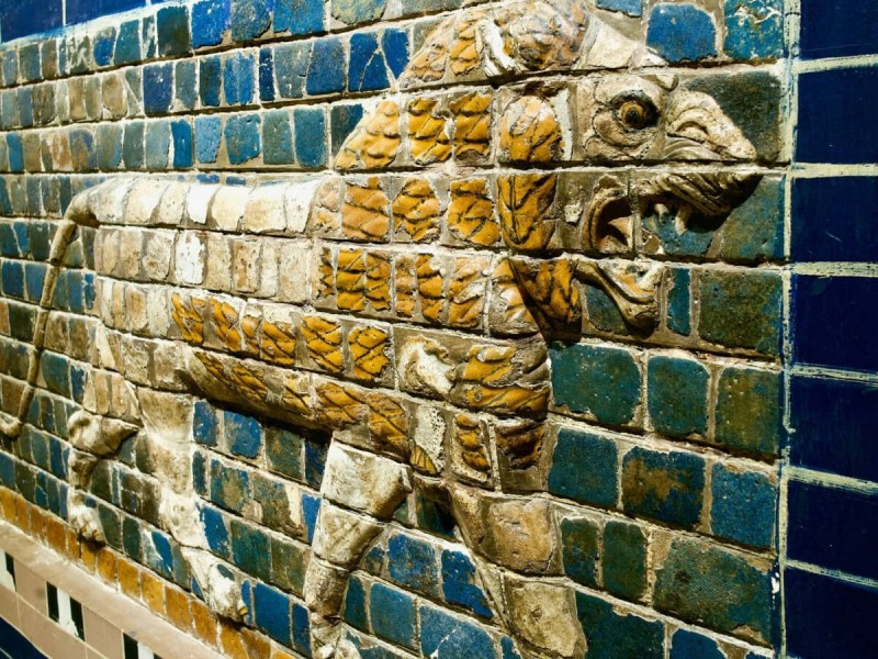 Lev zobrazený na ozdobných kachličkách v Babylonu.