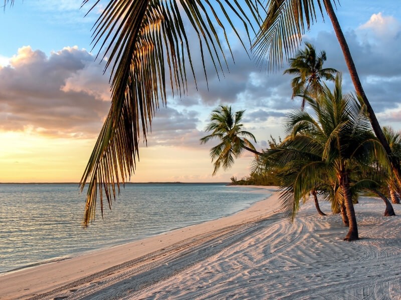 Západ slunce na Bahamách.