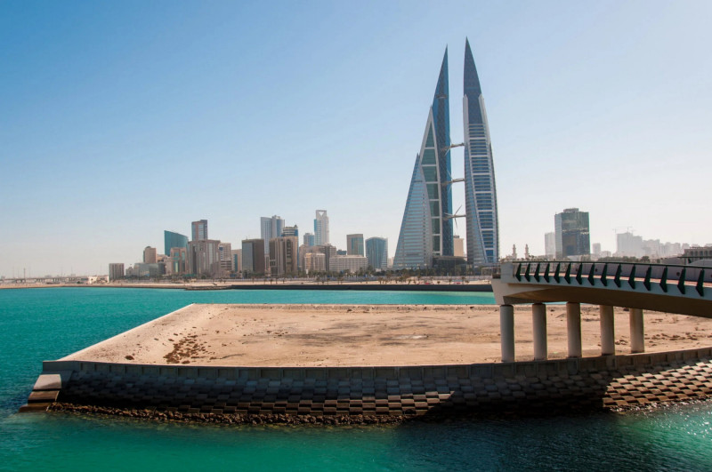 Panorama Bahrajnu s ikonickou budovou Bahrain World Trade Center.