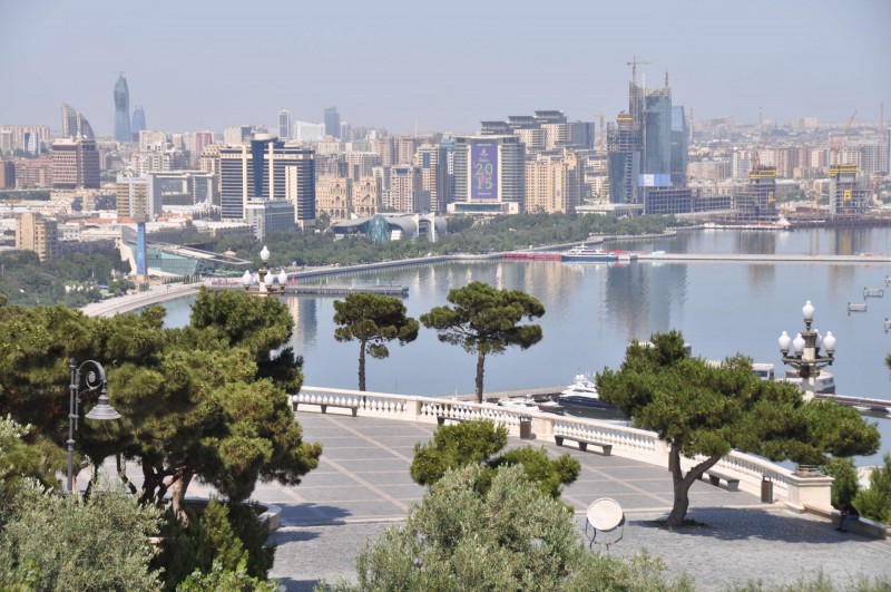 Pohled na Baku a břeh Kaspického moře