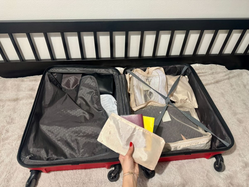 Cestující balí kufr na dovolenou