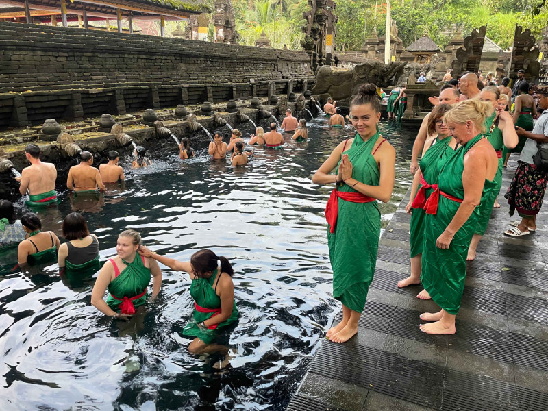 Rituál očisty na Bali v Indonésii.