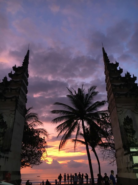 Brána při západu slunce na Bali