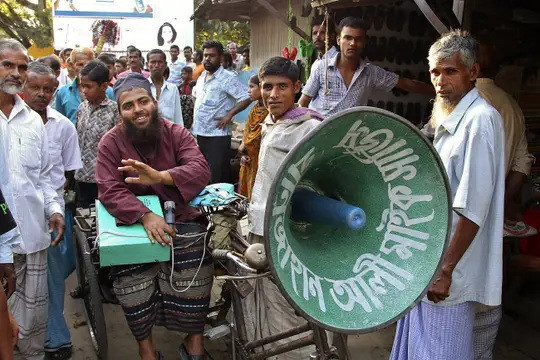 Rušná ulice v Bangladéši plná místních lidí a každodenního života.