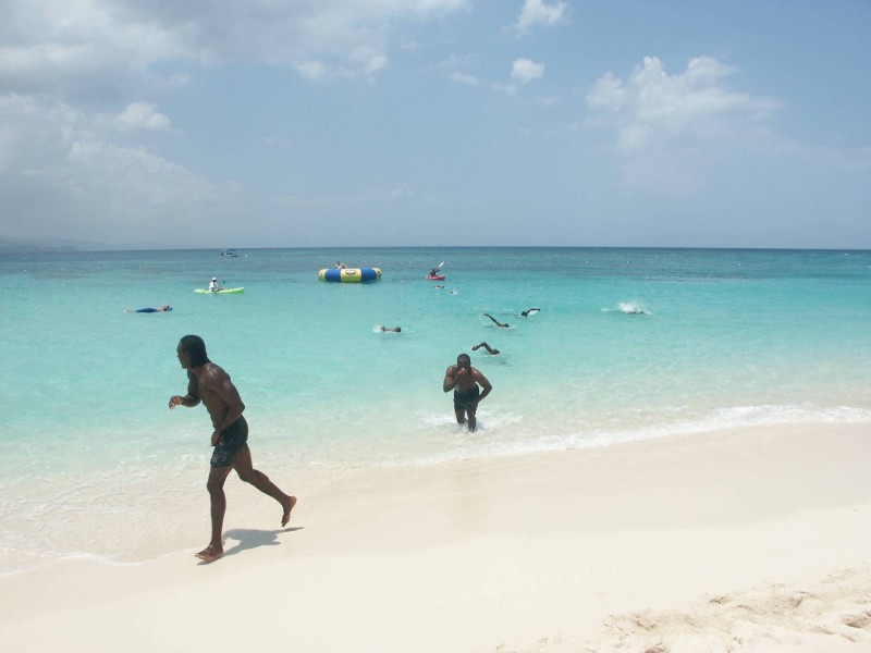 Bílá pláž na Jamajce.