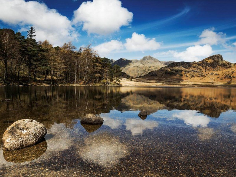 Jezero a skalnatá příroda Blea Tarn.