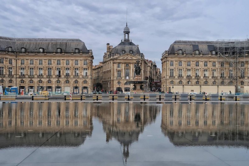 Vodní zrcadlo na náměstí Place de la Bourse.