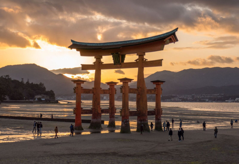 Brána torii na ostrově Mijadžima při odlivu.