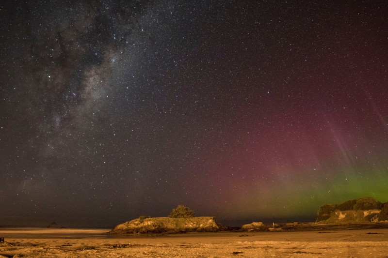 Polární záře nad Brighton Beach, Dunedin, Nový Zéland.