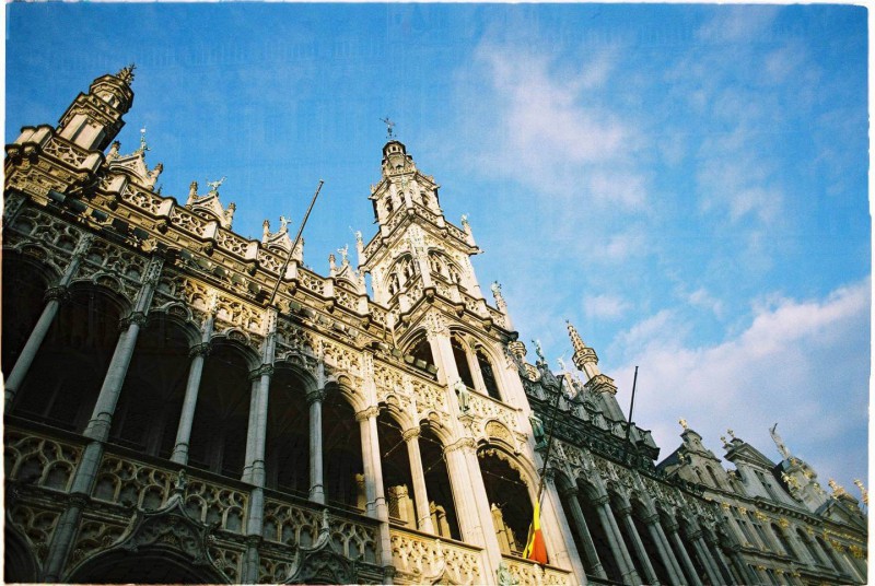 Detaily propracované architektury na katedrále v Bruselu.
