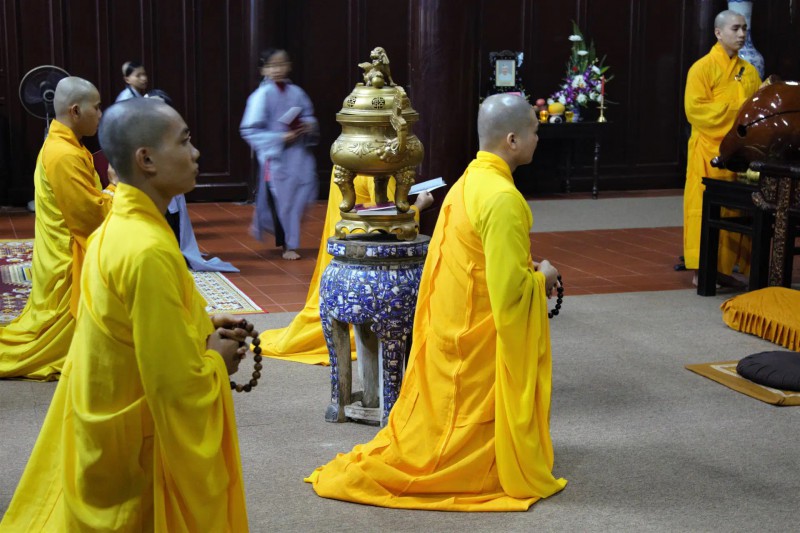 Buddhističtí mniši v chrámě v Hue.