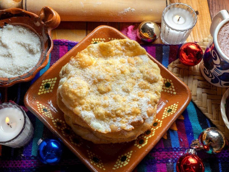 Tradiční smažené těsto s cukrem buñuelos v Mexiku.