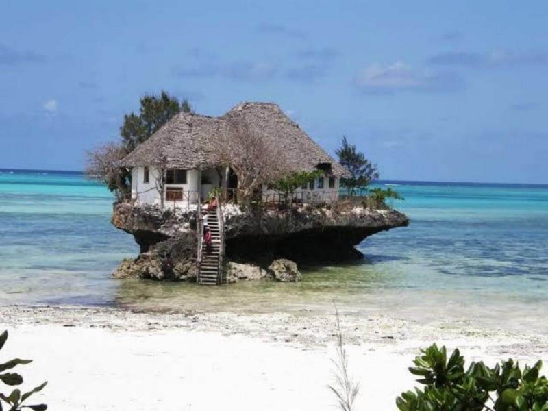 Restaurace Rock na pláži Bwejuu na Zanzibaru.