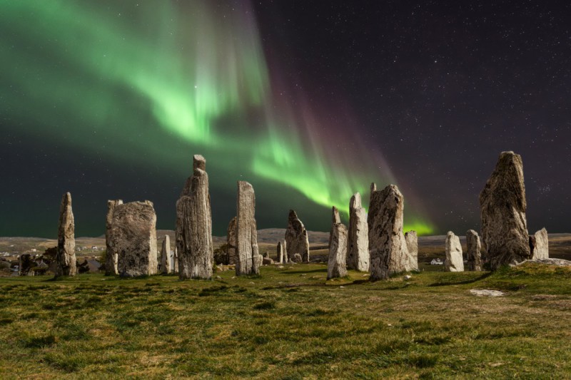 Polární záře nad Callanish Stones, Skotsko.