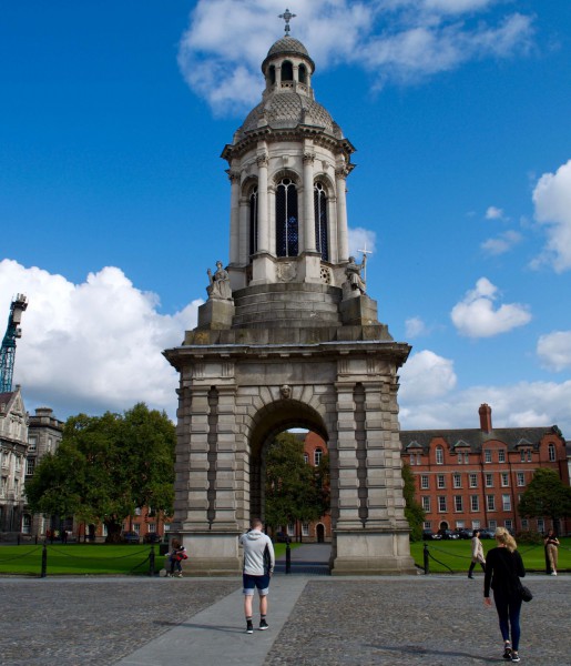 Zvonice z roku 1853 při vstupu do areálu Trinity College