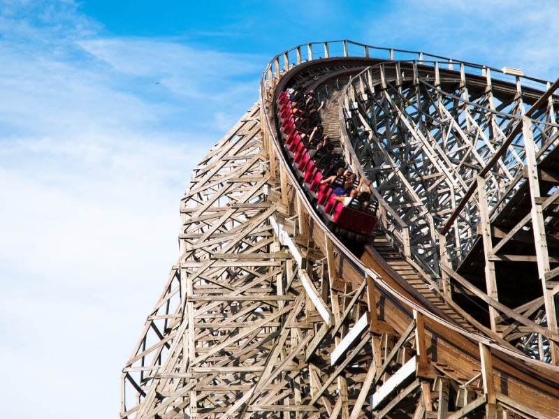 Dřevěná horská dráha v zábavním parku Cedar Point.