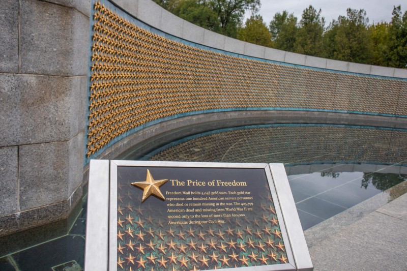 Zlaté hvězdy na památníku druhé světové války