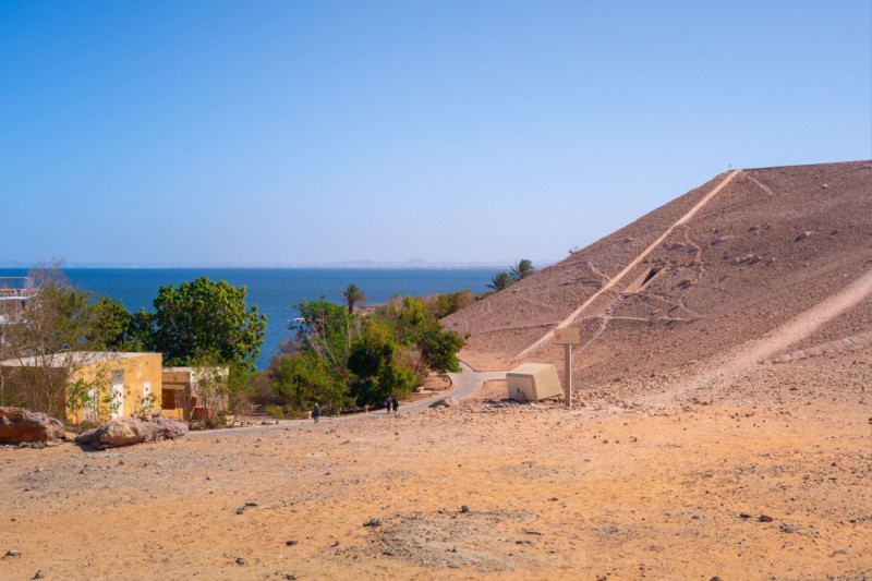 Jasná obloha nad lokalitou Abú Simbel.