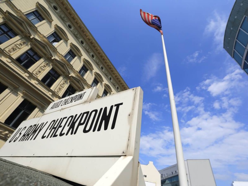 Checkpoint Charlie v Berlíně.