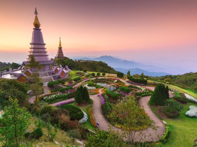 Chrámy a zahrady Chiang Mai v Thajsku.