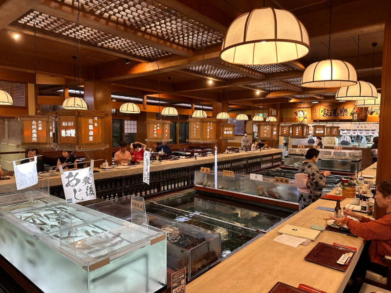 Interiér tradiční japonské restaurace Chikae ve Fukuoke.