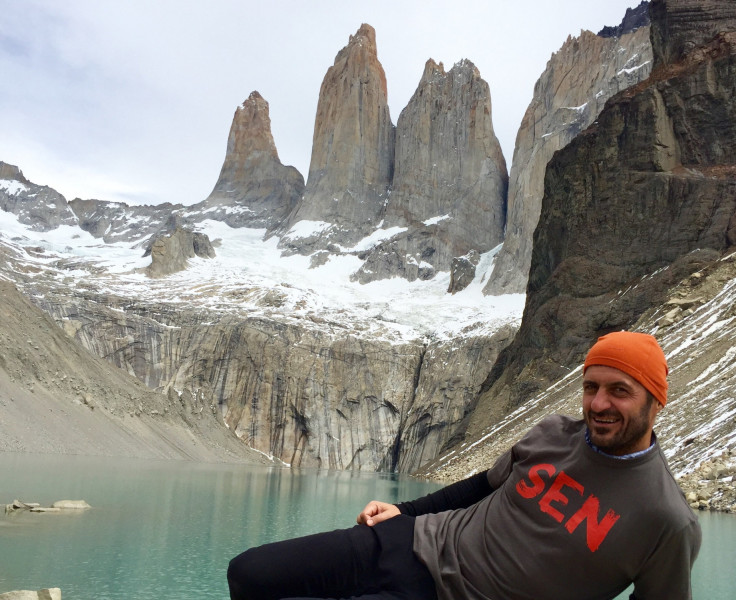 SEN průvodce pózuje před ikonou celé Patagonie - Torres del Paine.