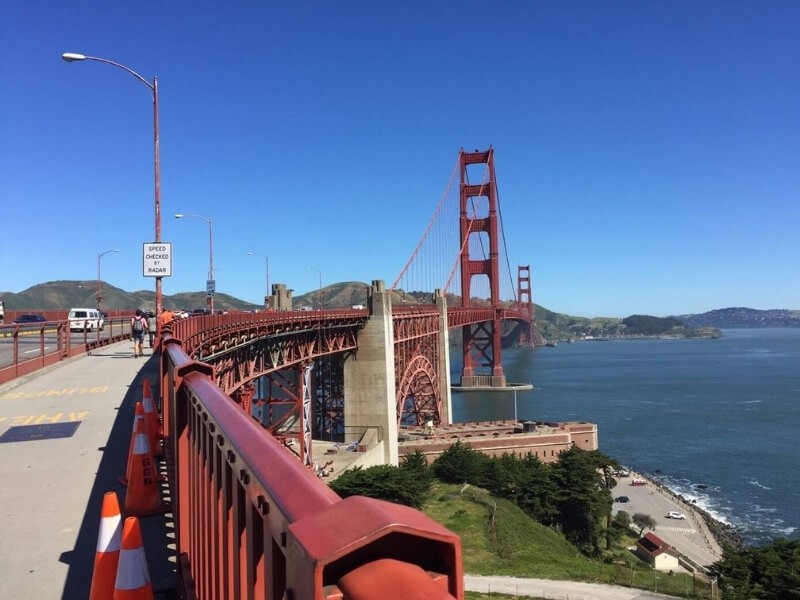 Chodník na most Golden Gate Bridge.