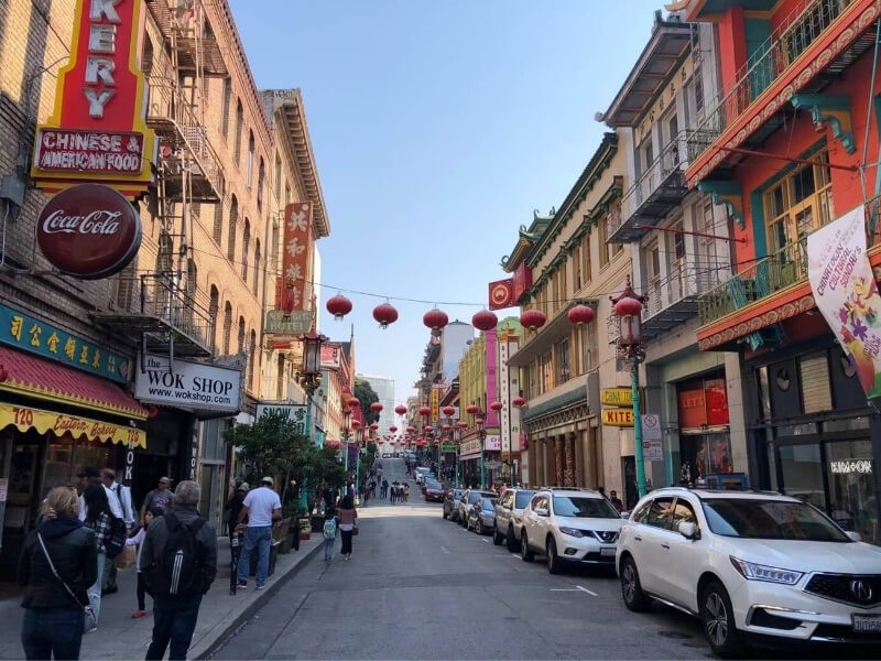 Hlavní ulice Grant Avenue v čínské čtvrti.