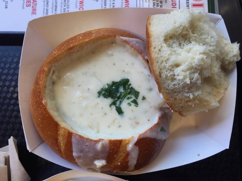 Polévka Clam chowder v restauraci Boudin.