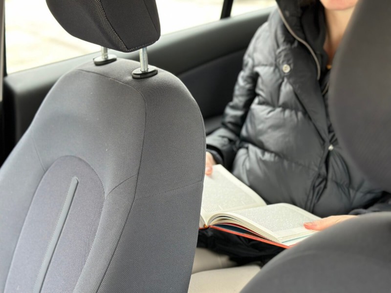 Čtení knihy v autě.