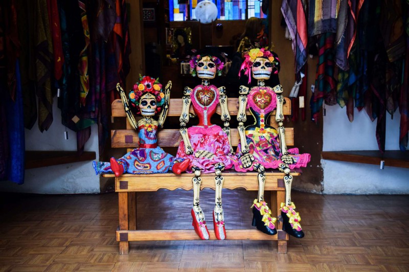 Kostry oblečené ve veselých kostýmech na Den mrtvých v Mexiku.
