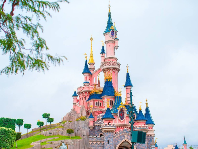 Růžový zámek v zábavním parku Disneyland v Paříži.